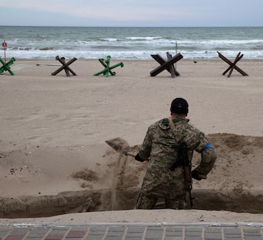 Soldado ucraniano cava trincheira em Odessa