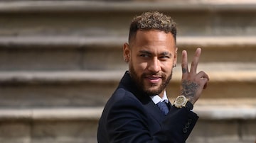 (FILES) In this file photo taken on October 18, 2022 Paris Saint-Germain's Brazilian forward Neymar gestures as he leaves after attending a hearing at the courthouse in Barcelona on October 18, 2022, on the second day of his trial. - Prosecutors in Spain dropped corruption and fraud charges on October 28, 2022 against football star Neymar and others accused in a trial over the Brazilian's 2013 move from Santos to Barcelona. (Photo by Josep LAGO / AFP). Foto: Josep LAGO / AFP