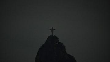 Cristo Redentor (RJ)e outros monumentos ao redor do mundo ficaram às escuras por uma hora. Foto: ANDRE BORGES / WWF