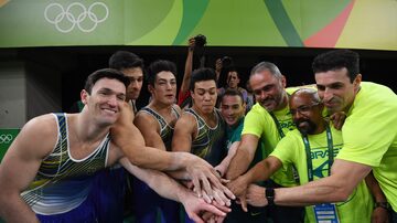 Time brasileiro de ginástica artística celebra conquista de vaga na final da prova por equipes dos Jogos Olímpicos do Riopela primeira vez na história. Foto: Ben Stansall/AFP