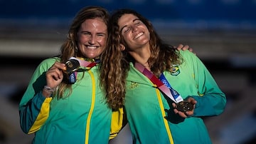 Martine Grael (dir.) ao lado deKahena Kunze, que conquistaram o bicampeonato olímpico em Tóquio, no ano passado. Foto: Jonne Roriz/COB