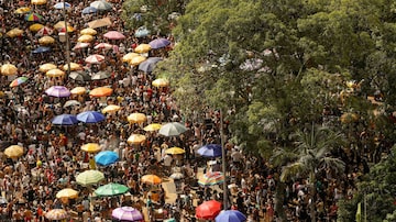Acadêmicos do Baixo Augusta desfila nas imediações da Avenida Paulista. Foto: Daniel Teixeira/Estadão