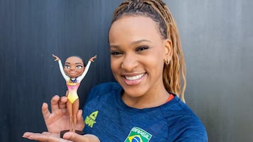 Rebeca Andrade com a boneca em miniatura feita em sua homenagem. Foto: Memorabília do Esporte