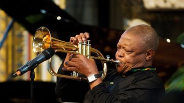 O músico sul-africano Hugh Masekela. Foto: Leon Neal/Pool Photo/ AP
