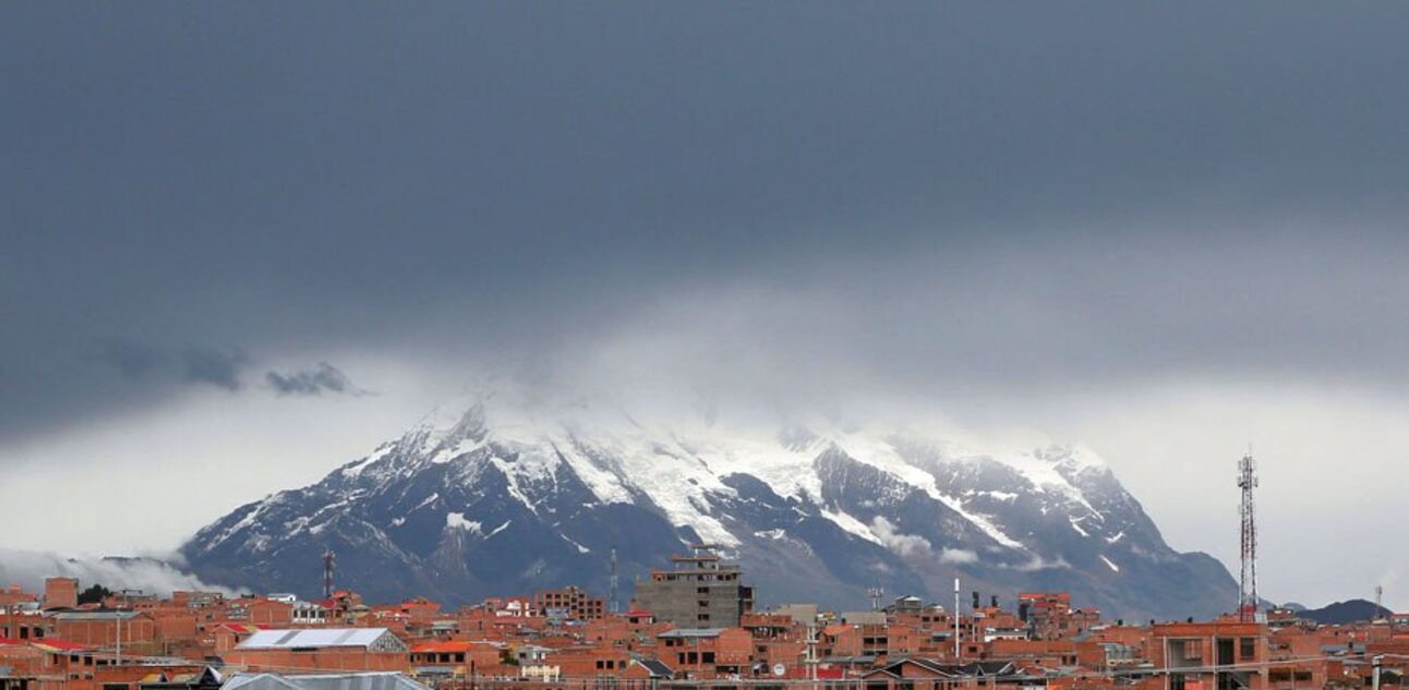 Illimani,a segunda montanha mais alta da Bolívia é vistado estádio El Alto, na Villa Ingenio,nos arredores de La Paz, na Bolívia. Foto: David Mercado / Reuters