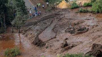 Moradores de Brumadinho observam a lama que atingiu a cidade. Foto: Washington Alves/Reuters