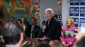 O presidente Joe Biden fala na sede de sua campanha em Wilmington, Del., no sábado, 3 de fevereiro de 2024. A CBS disse que o presidente recusou o convite para comparecer antes do que pode ser a transmissão televisiva de maior audiência do ano. 