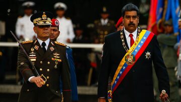 Maduro e o ministro da Defesa, Vladimir Patiño, durante cerimônia em Caracas. Foto:  EFE/Cristian Hernández