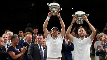 Mike Bryan e Jack Sock ficaram com o título do Torneio de Wimbledon. Foto: Tony O'Brien/Reuters