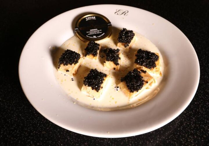 Panquecas com caviar do chef Erick Jacquin.