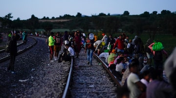 Migrants wait along rail lines hoping to board a freight train heading north, one that stops long enough so they can hop on, in Huehuetoca, Mexico, Sept. 19, 2023. Ferromex, Mexico's largest railroad company announced that it was suspending operations of its cargo trains due to the massive number of migrants that are illegally hitching a ride on its trains moving north towards the U.S. border. (AP Photo/Eduardo Verdugo). Foto: Eduardo Verdugo/AP