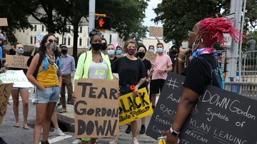 Moradores de Atlanta pedem a remoção da estátua do confederado John B. Gordon. Foto: REUTERS/Dustin Chambers