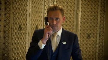 Tom Hiddleston é o protagonista da série O Gerente Noturno. Foto: Amazon Prime Video