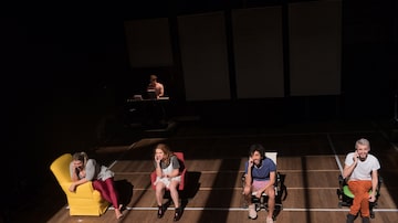 Ingrid, Jorge, Carol, Caio e Junio em cena de '[nome do espetáculo]': sátira em cena. Foto: Manu Hashimoto
