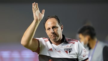 Coach Rogerio Ceni of Brazil's Sao Paulo gestures to fans prior to a Copa Sudamericana semifinal first leg soccer match against Brazil's Atletico Goianiense in Goiania, Brazil, Thursday, Sept. 1, 2022. (AP Photo/Eraldo Peres). Foto: AP Photo/Eraldo Peres