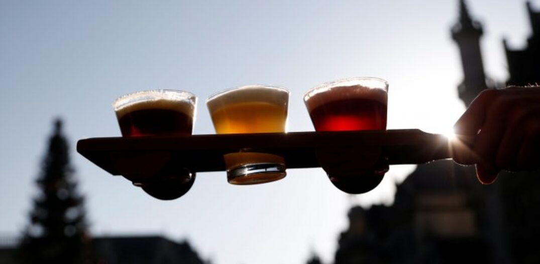 
 Copos de cerveja nas cores da bandeira belga em Bruxelas (REUTERS/Francois Lenoir)