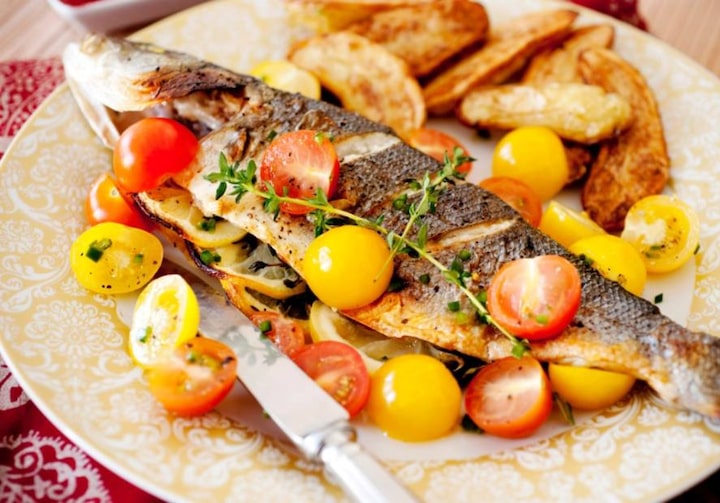 Receita de peixe à grega com tomates marinados
