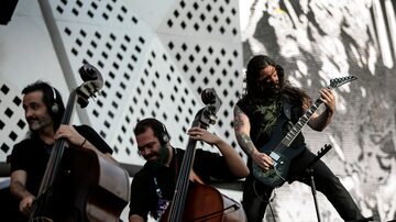 Guitarrista Andreas Kisser da banda Sepultura, que tocou ao lado daOrquestra Sinfônica Brasileira. Foto: Bruna Prado/AP Photo