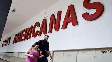 FILE PHOTO: People walk in front of a Lojas Americanas store in Brasilia, Brazil January 12, 2023. REUTERS/Ueslei Marcelino/File Photo. Foto: Ueslei Marcelino/Reuters