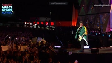 Billie Joe Armstrong leva bandeira do Brasil para o Palco Mundo, no Rock in Rio. Foto: Reprodução/Multishow