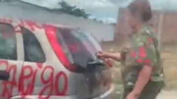 Primeira-dama de Agrestina, no interior do Pernambuco, foi flagrada vandalizando carro de suposta amante do prefeito local. Foto: Reprodução/ @carailuci no Twitter