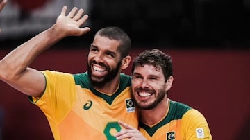 Wallace e Bruninho comemoram ponto em jogo da seleção brasileira de vôlei. Foto: Reprodução/Instagram @bruninho1