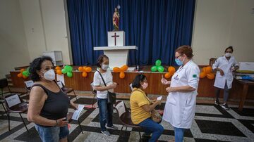 Idosos recebem a vacina contra a covid-19 na Igreja de Sao Judas Tadeu. Foto: Taba Benedicto/Estadão