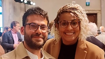Paulo Tavares e Gabriela de Matos com o Leão de Ouro da Bienal de Arquitetura de Veneza 2023. Foto: Instagram/@pauloxtavares  