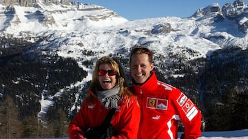 Ferrari's German driver Michael Schumacher and his wife Corinna smile as they arrive in the northern Italian resort of Madonna Di Campiglio to take part to the 15th Marlboro press meeting January 11, 2005.   REUTERS/HO/Ferrari. Foto: HO / REUTERS