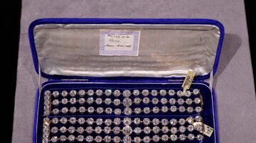Braceletes de diamantes pertencentes a Maria Antonieta são exibidas durante uma prévia para a imprensa em 28 de setembro de 2021, na Christie's em Nova York. Foto: TIMOTHY A. CLARY / AFP