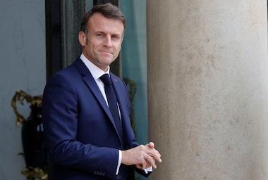 O presidente da França, Emmanuel Macron, espera pela primeira-ministra da Estônia, Kaja Kallas, no Palácio do Eliseu, em Paris, França 
