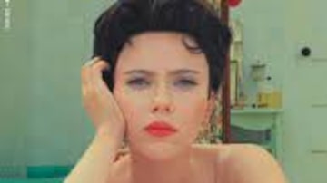 Scarlett Johansson é um dos destaques da trupe habitual do diretor texano, e estampa a capa da Bíblia cinéfila da intelectualidade -@. Foto: Reprodução da Cahiers du Cinéma, edição de junho de 2023