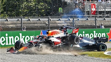 Verstappen e Hamilton protagonizaram acidente no GP de Monza. Foto: Jennifer Lorenzini/ Reuters