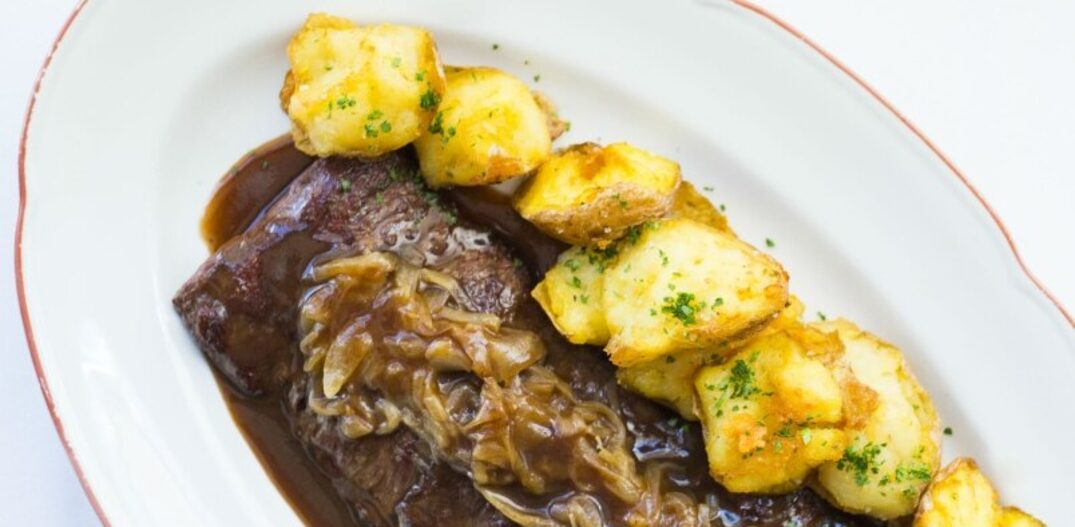 Skirt steak com molho bordelaise e batatas rústicas do novo menu-executivo do jantar do Ici Bistrô. Foto: Bruno Geraldi 