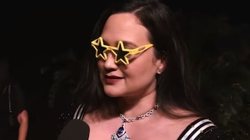 Atriz Lily Gladstone, de 'Assassinos da Lua das Flores', levou óculos que foi presente de ex-namorado para o Oscar. Foto: Reprodução/YouTube/Access Hollywood