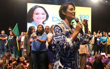 Em ato para lançar Damares Alves como candidata ao Senado, em 2022, Michelle foi na contramão do ex-presidente Jair Bolsonaro, que apoiava Flávia Arruda.
