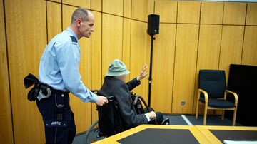 Johann Rehbogen, de 94 anos, é julgado pela cumplicidade em centenas de assassinatos durante o nazismo. Foto: Guido Kirchner/Pool via Reuters