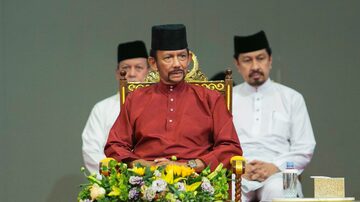 Sultão de Brunei diz querer reforçar preceitos islâmicos em seu governo; comunidade internacional critica adoção leis com base na Sharia, que punem relações homossexuais e o adultério com a morte, por exemplo. Foto: AFP