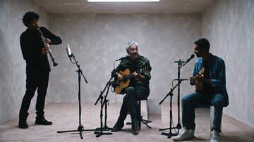 Com Caetano Veloso e Ivan Sacerdote, o sambista Mosquito toca em duas faixas do novo disco. Foto: Bruno Tavares