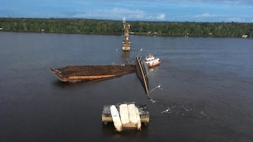 Dois veículos caem em rio após balsa bater e provocar desabamento de estrutura de ponte no Pará. Foto: Governo do Pará