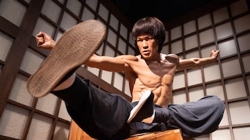 In this photo taken on July 18, 2023 a wax figure of Bruce Lee is pictured at the Madame Tussauds wax museum in Hong Kong, ahead of the 50th anniversary of the martial arts star's death on July 20. The martial arts legend Bruce Lee, whose films spawned a kung fu craze around the world, was one of the first Asian men to achieve Hollywood superstardom, and his influence can still be felt in Hong Kong as fans held exhibitions and martial arts workshops this week to mark the 50th anniversary of his death. (Photo by Bertha WANG / AFP) / To go with 'HongKong-China-US-entertainment-culture-BruceLee,FEATURE'. Foto: Bertha Wang / AFP
