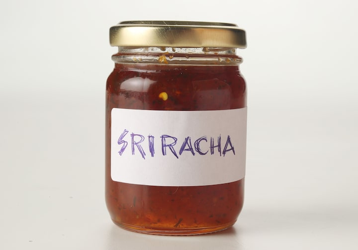 Sriracha é um molho tailandês feito àbase de pimenta, alho, gengibre e vinagre.
