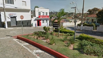 Na agência do Santander, na Praça Ajudante Braga, os assaltantes explodiram os caixas, mas não conseguiram acesso ao dinheiro. Foto: Reprodução Google Street View
