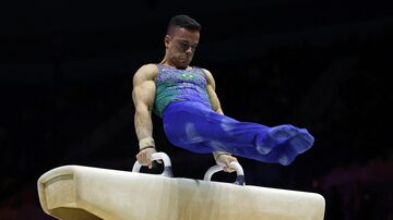Artistic Gymnastics - Artistic Gymnastics World Championships - M&S Bank Arena, Liverpool, Britain - November 4, 2022 Brazil's Caio Souza in action during the men's all-around final pommel horse REUTERS/Molly Darlington. Foto: Molly Darlington/ Reuters