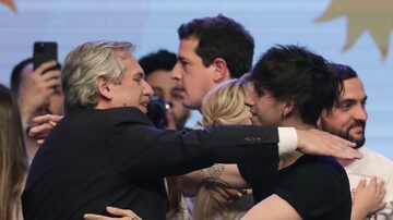 Estanislao Fernández (D) abraça o pai, Alberto Fernández, na comemoração pela vitória na disputa presidencial da Argentina. Foto: ALEJANDRO PAGNI / AFP
