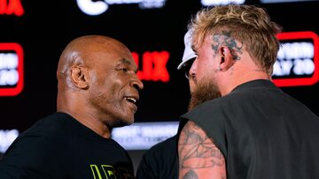Mike Tyson e Jake Paul se encaram durante evento promocional da luta entre ambos, que ocorre em 20 de Julho. 