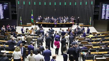 Deputados durante votação de isenção do Imposto de Renda, na Câmara dos Deputados. Foto: Zeca Ribeiro | Câmara dos Deputados