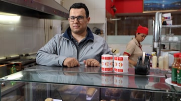 Ali Sipahi, turco naturalizado brasileiro, em seu restaurante Lahmajun. Foto: JF Diorio/Estadão 