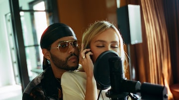 Jocelyn (Lily-Rose Depp) e Tedros (Abel “The Weeknd” Tesfaye), em cena de The Idol. Foto: Divulgação/HBO