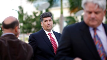 O empresário Antonini Wilson (C) deixa corte em Miami. Foto: REUTERS/Carlos Barria